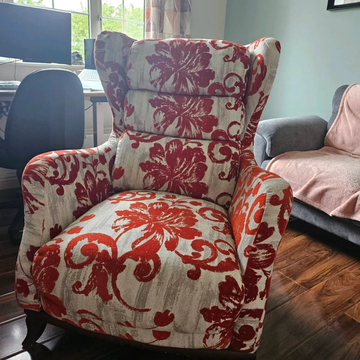 Beautiful wing-backed Accent Chair - Image 2