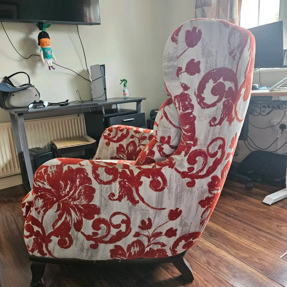 Beautiful wing-backed Accent Chair - Image 4