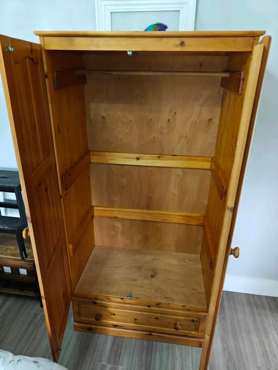 Wardrobe for slae - Image 2