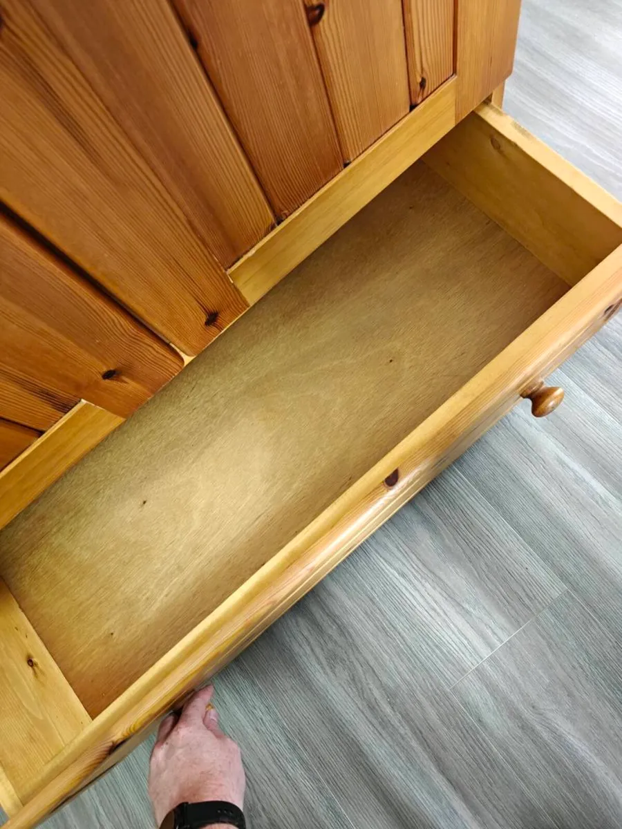 Wardrobe for slae - Image 3