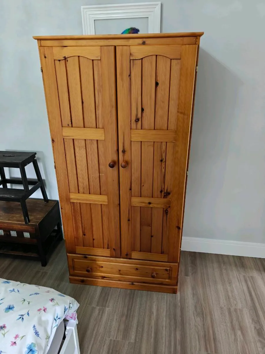 Wardrobe for slae - Image 1
