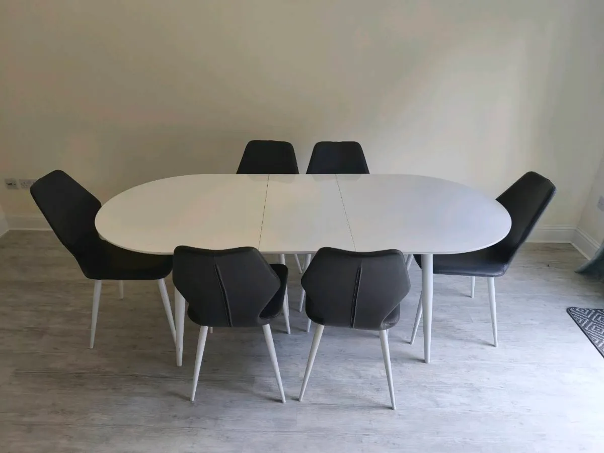Extendable kitchen table and 6 chairs - Image 2