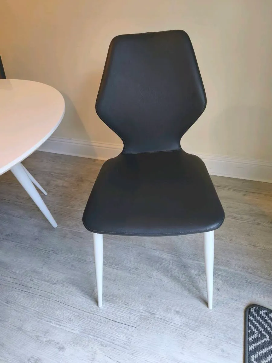 Extendable kitchen table and 6 chairs - Image 3