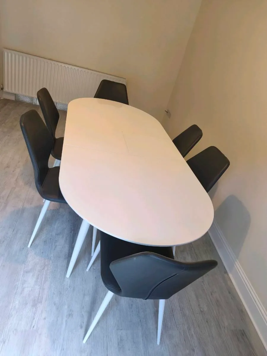 Extendable kitchen table and 6 chairs - Image 1