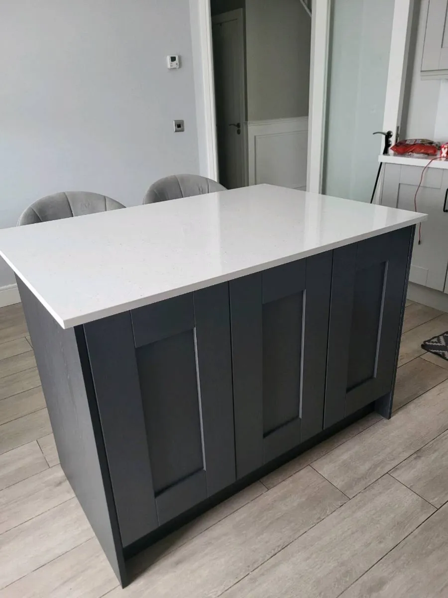 Kitchen island - Image 1