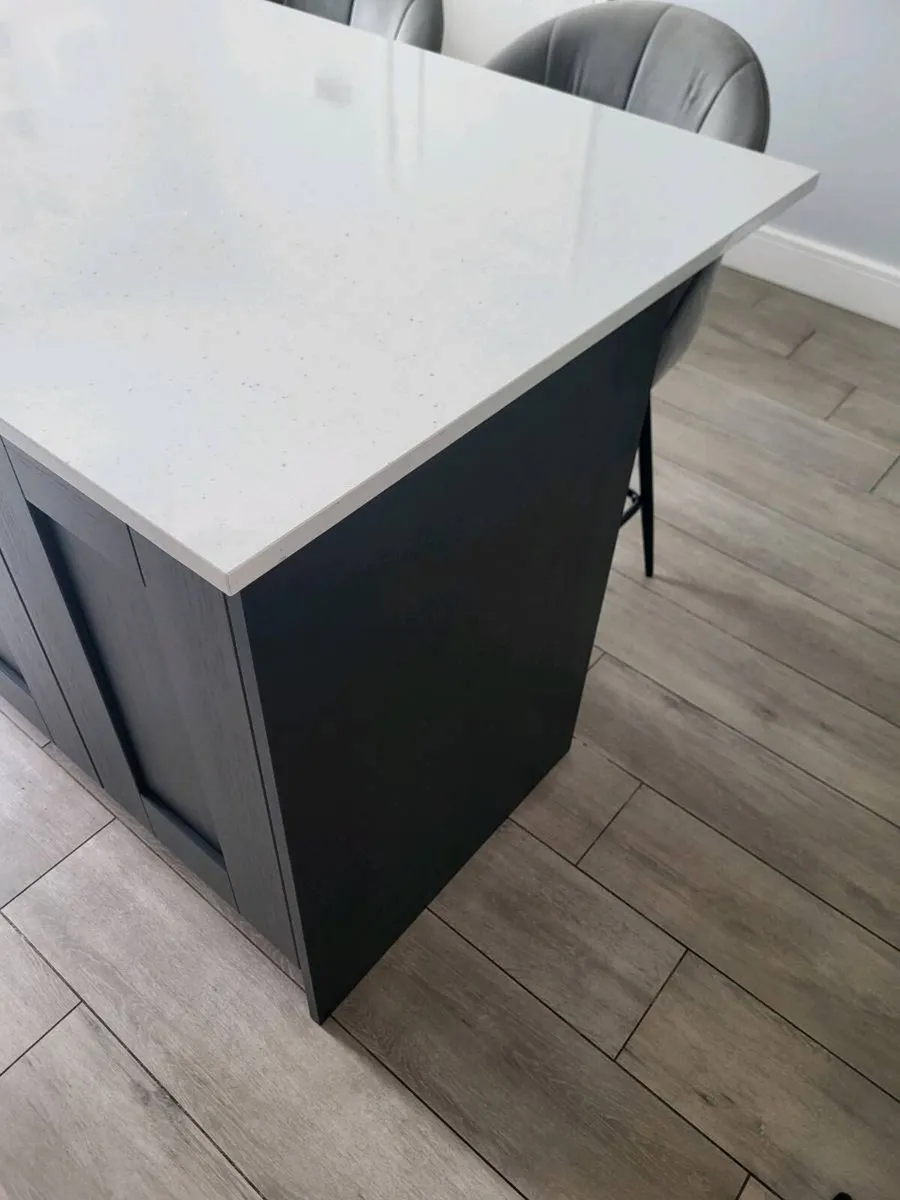 Kitchen island - Image 2