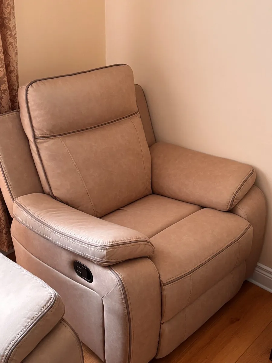 Beige Philadelphia Suite - Image 3