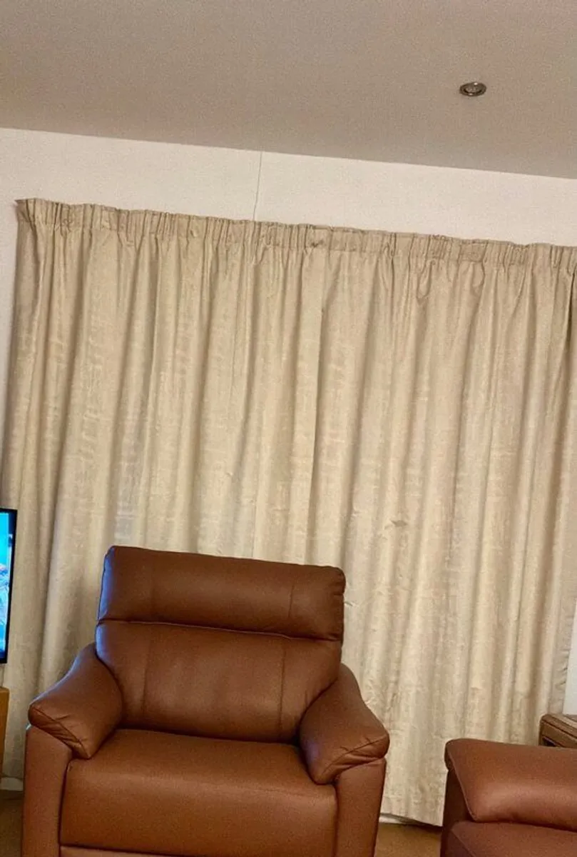 Curtains - Image 2