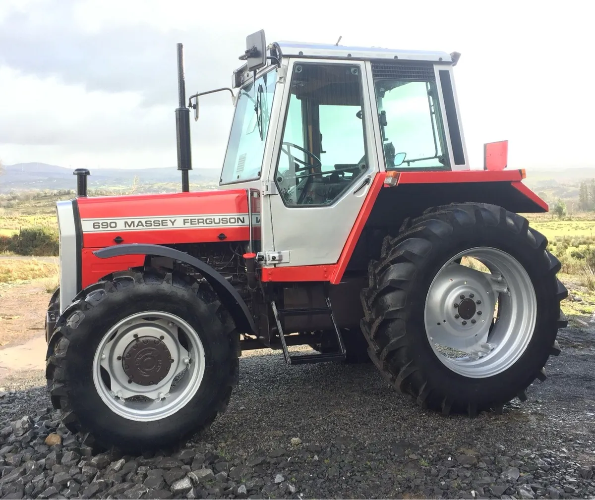 Massey Ferguson 690 - Image 1