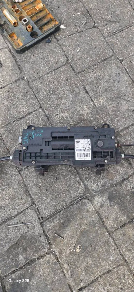 Discover3Automatic handbrake module and new cables - Image 1