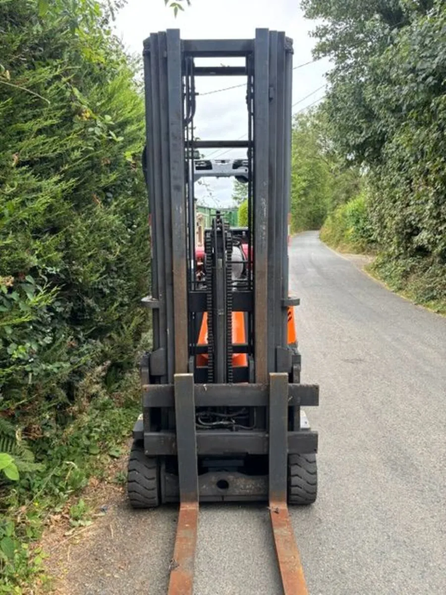 Aisle Master Forklift - Image 3