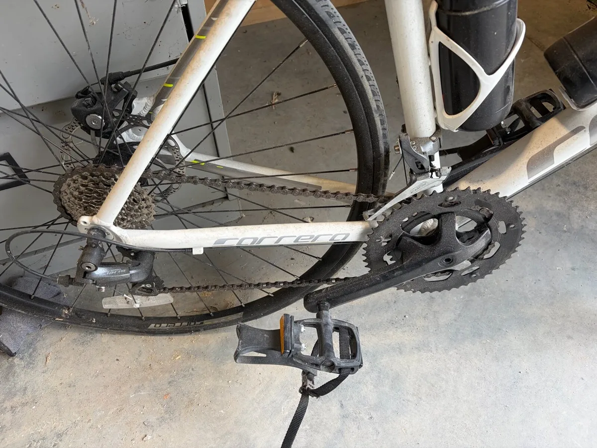 Carrera Virtuoso Road Bike + Helmet & Accessories - Image 4