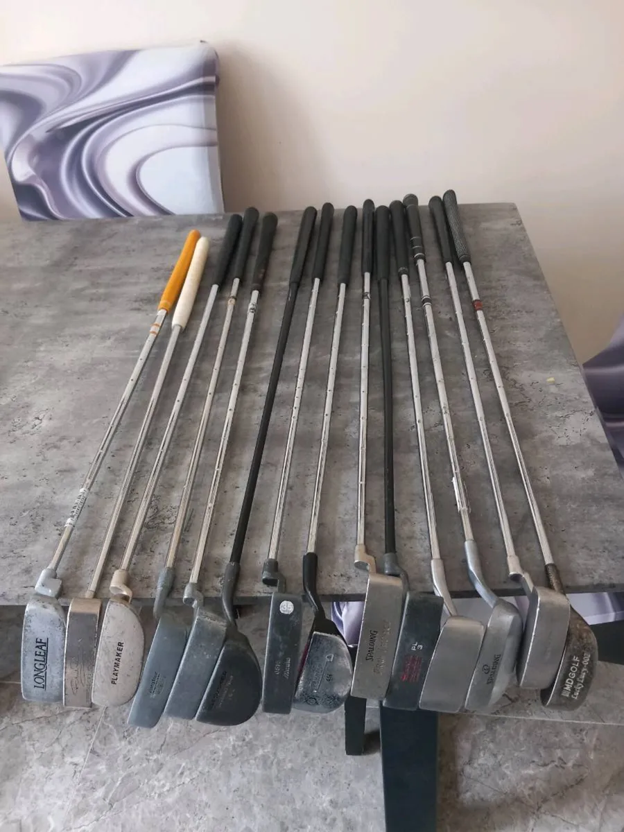 A selection of golf putters. Right handed clubs - Image 1