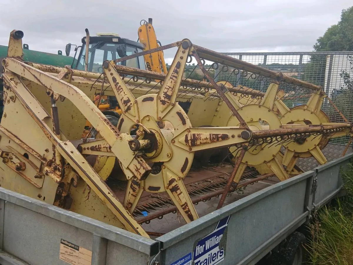 New holland 122  and 1530 combines parts - Image 4