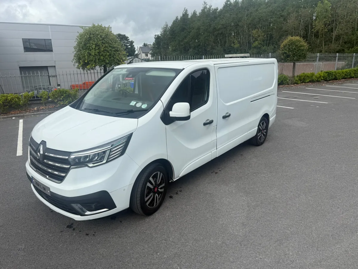 Renault Trafic 2023 red edition DOE7/27 - Image 3