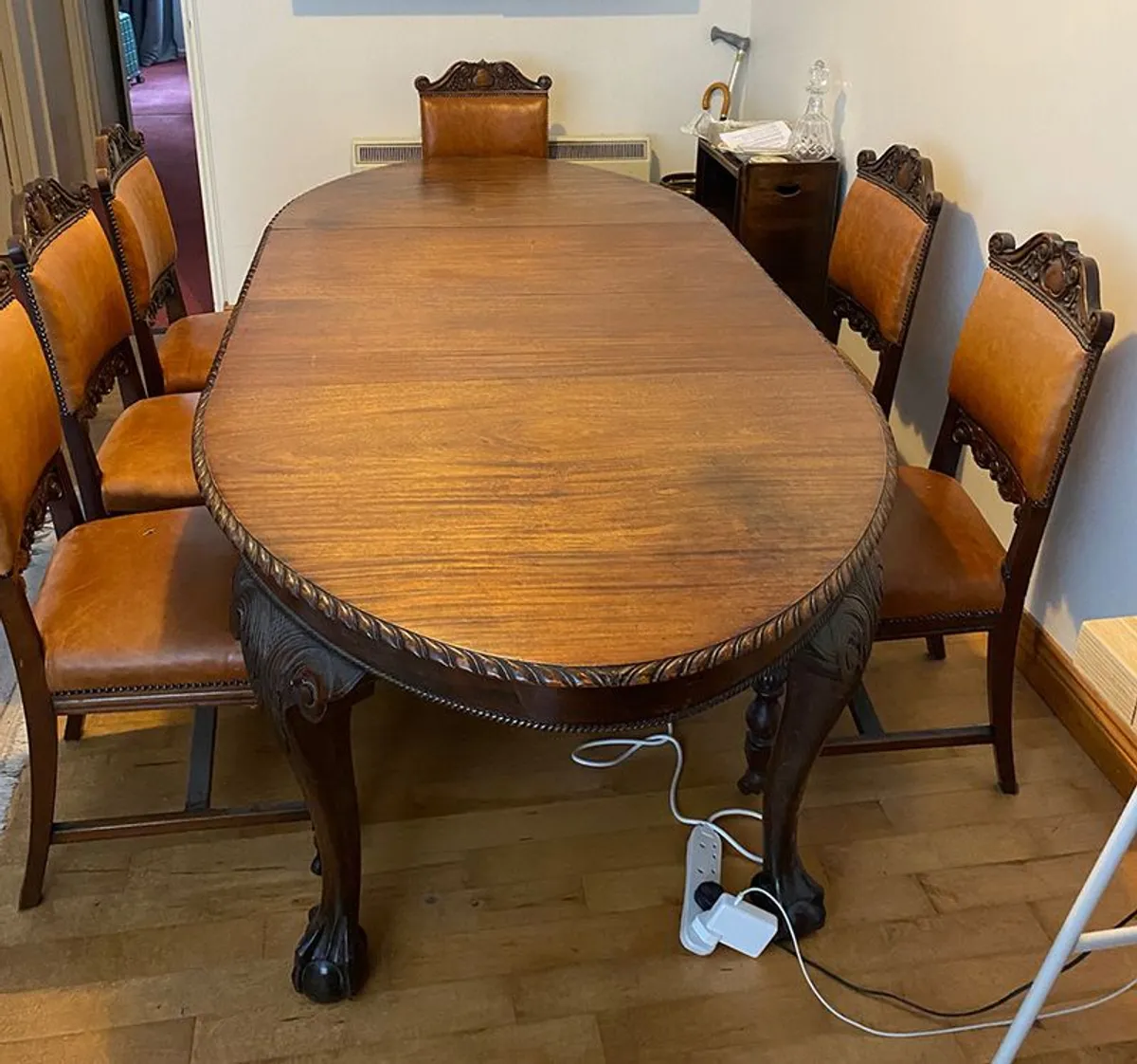 Dining room table & 6 chairs - Image 1