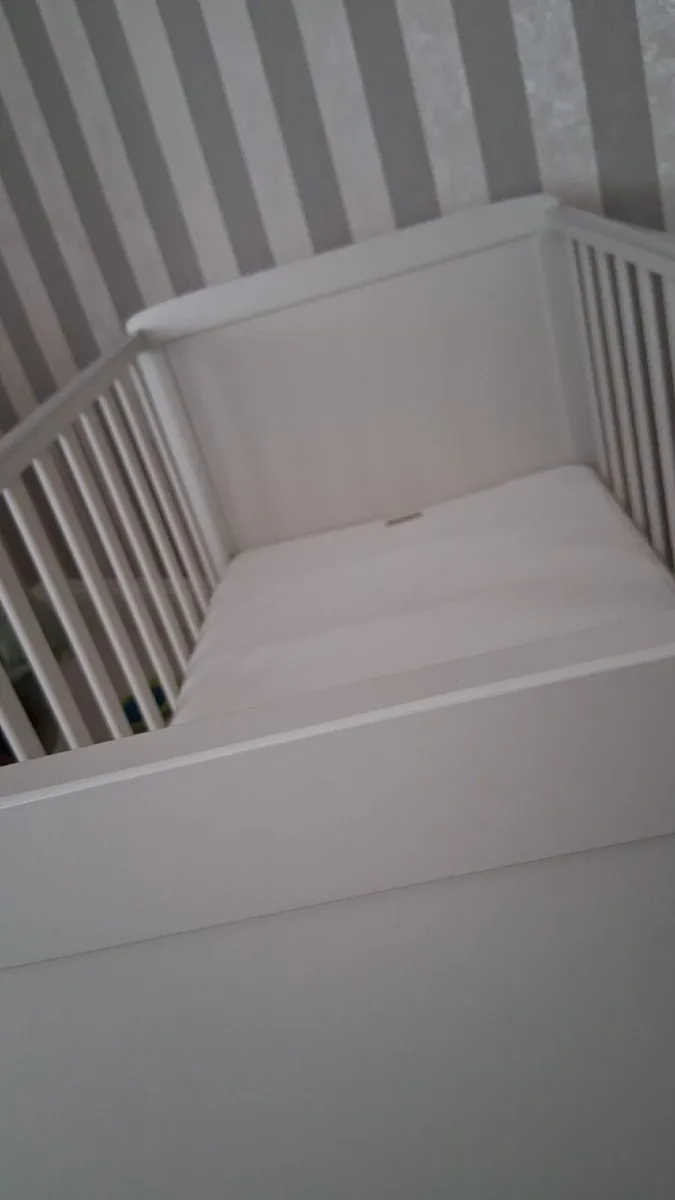 Baby cot - Image 1