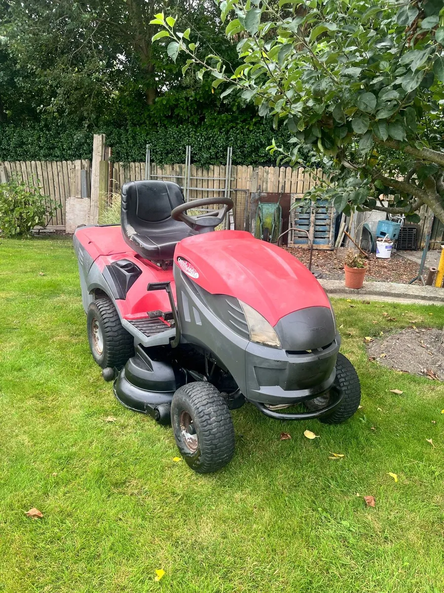 Ride on lawnmower - Image 1