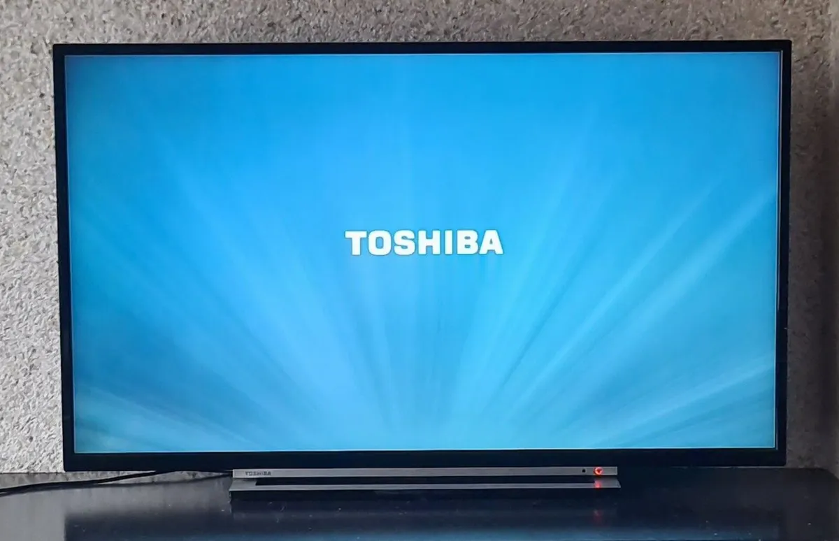 Toshiba 43" Smart TV (Model: 43L3863DBT) - Image 1