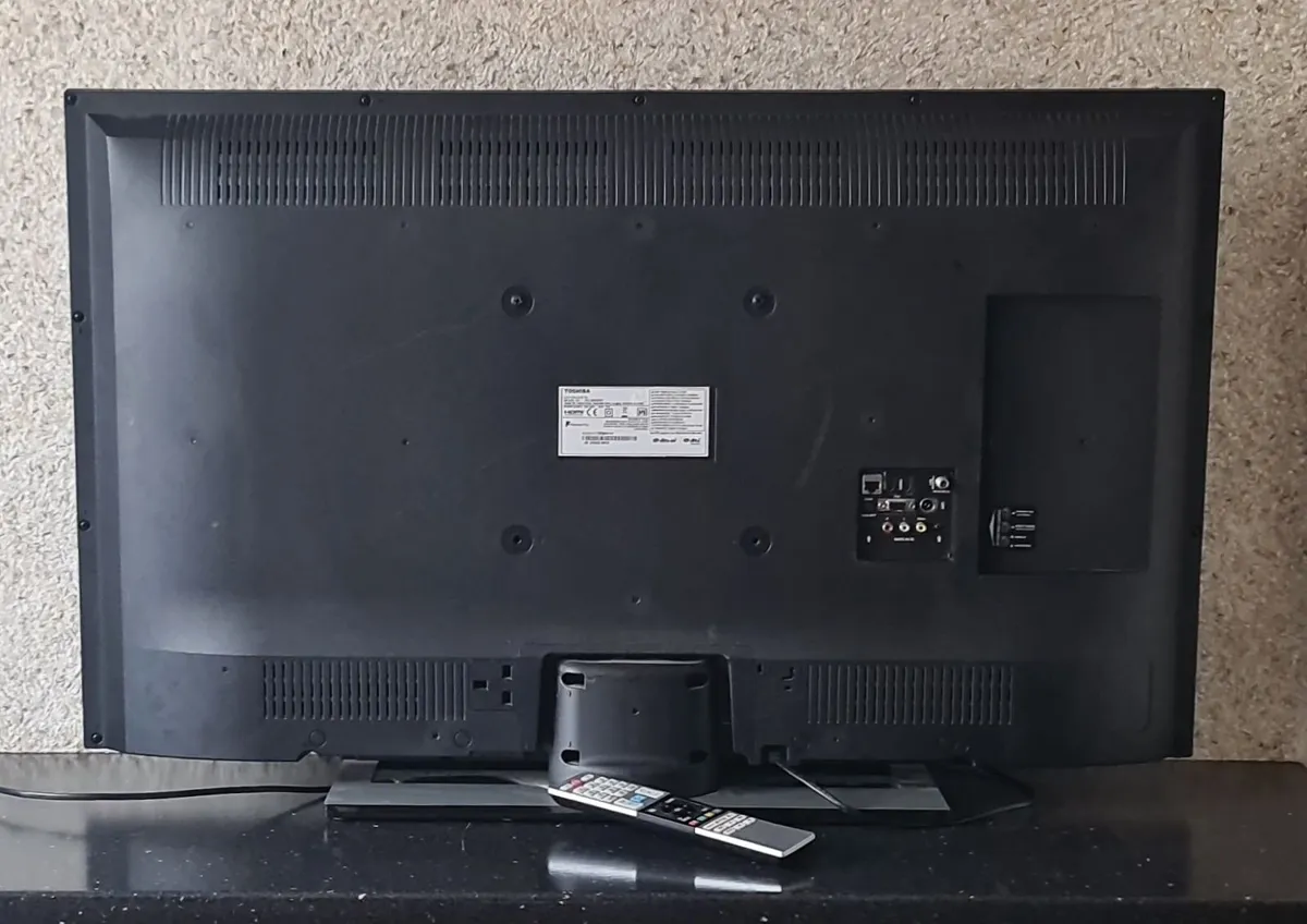 Toshiba 43" Smart TV (Model: 43L3863DBT) - Image 4