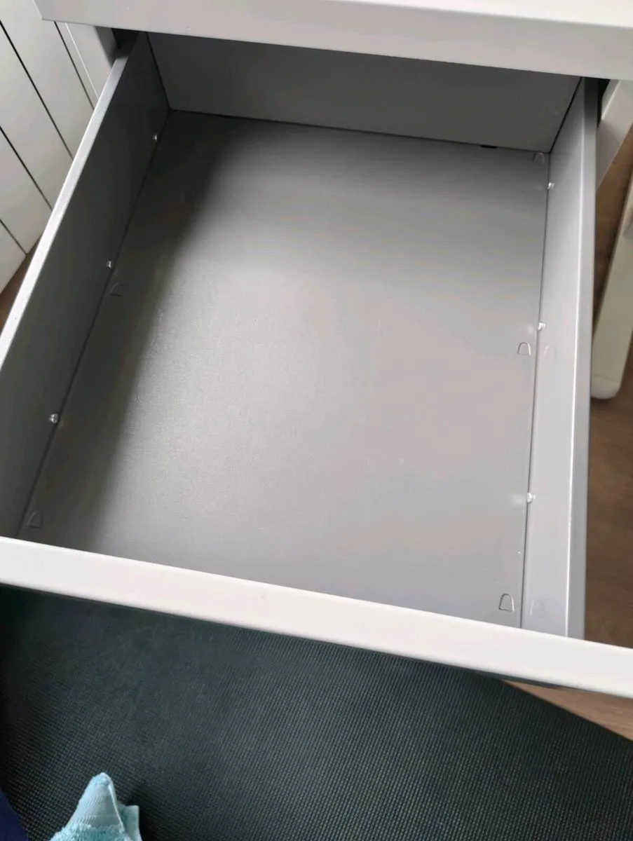 Filing cabinets (2 identical ones) - Image 4