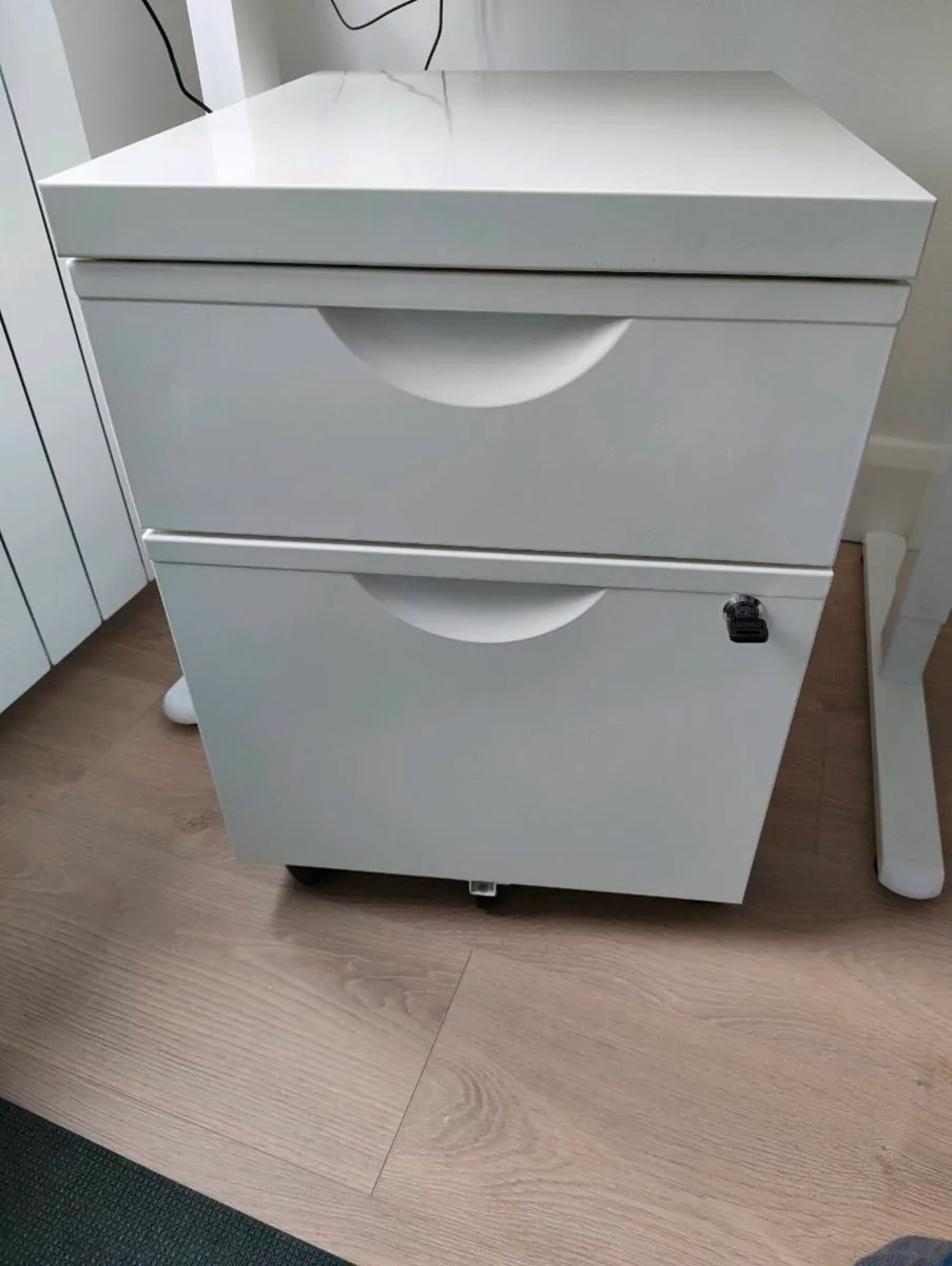 Filing cabinets (2 identical ones) - Image 1