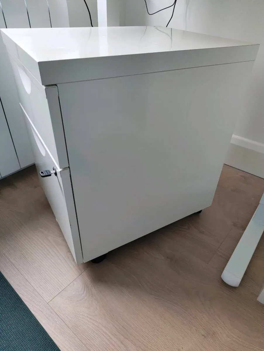 Filing cabinets (2 identical ones) - Image 2