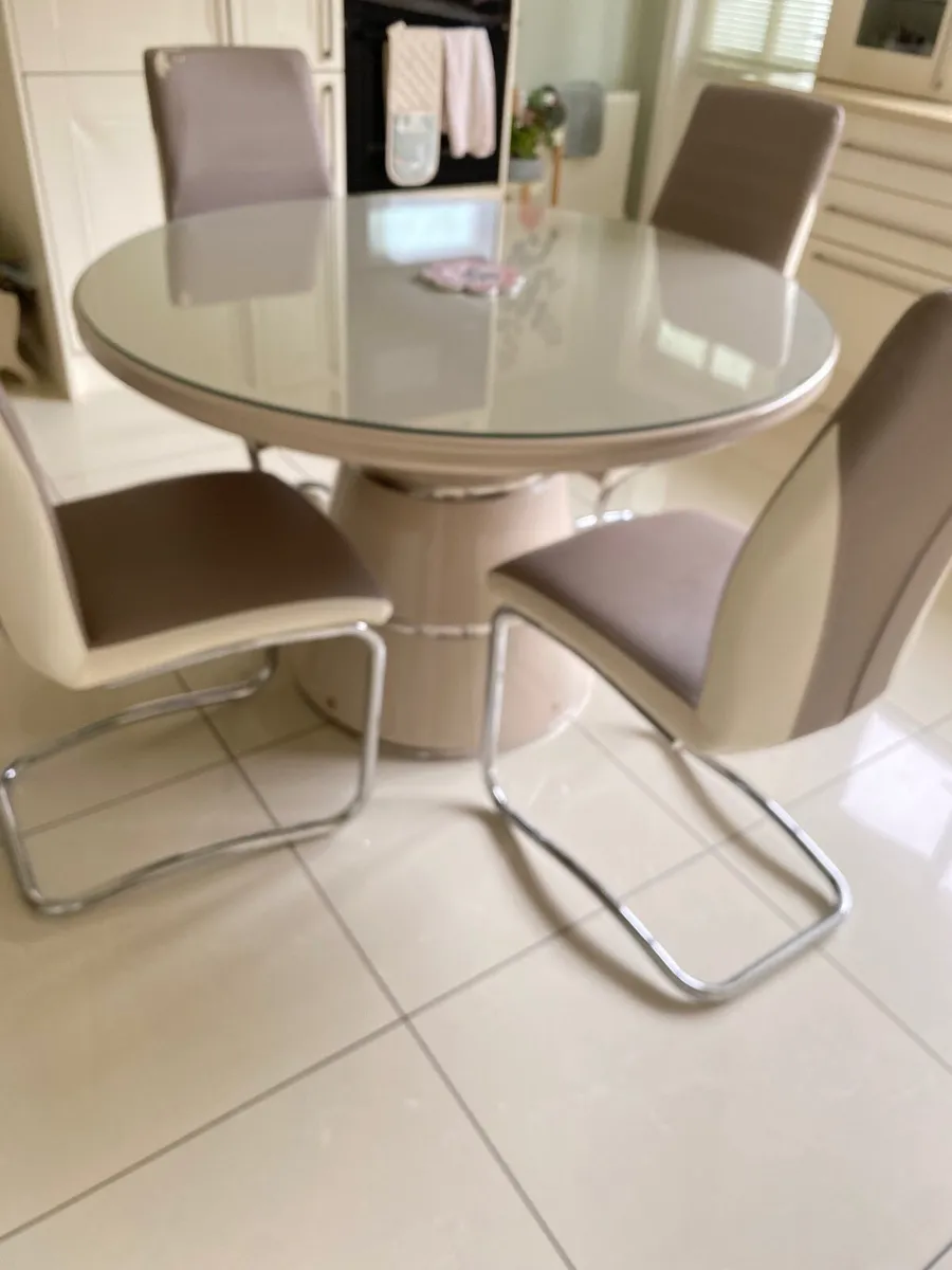 Kitchen table and chairs - Image 1