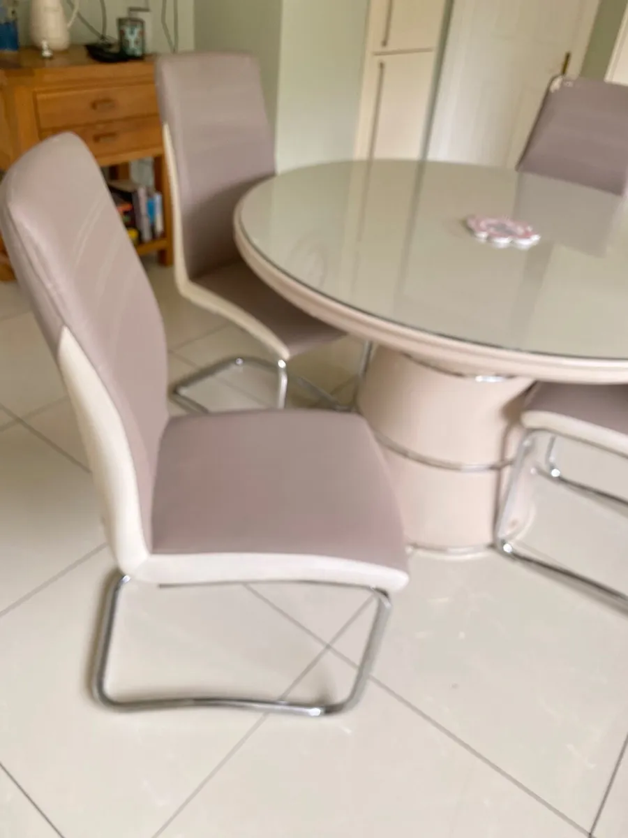 Kitchen table and chairs - Image 3