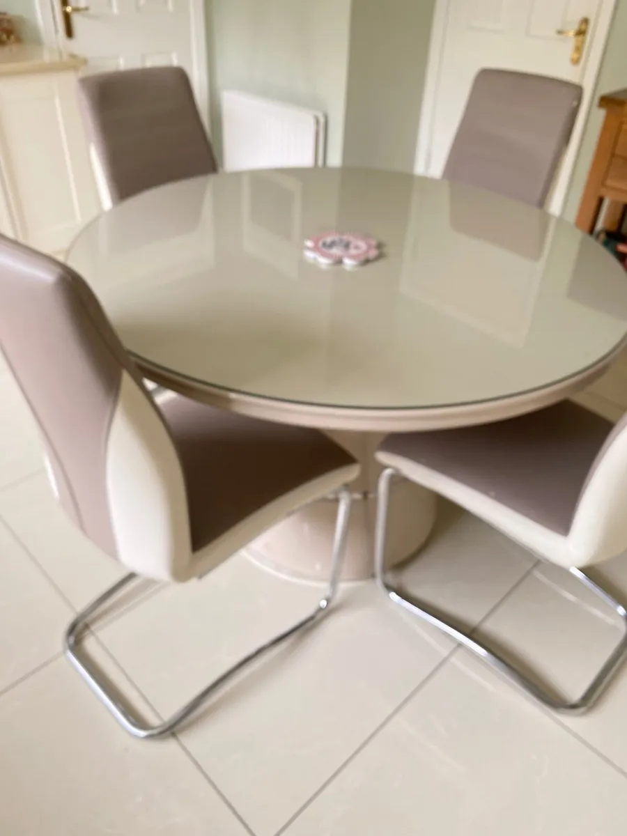 Kitchen table and chairs - Image 4