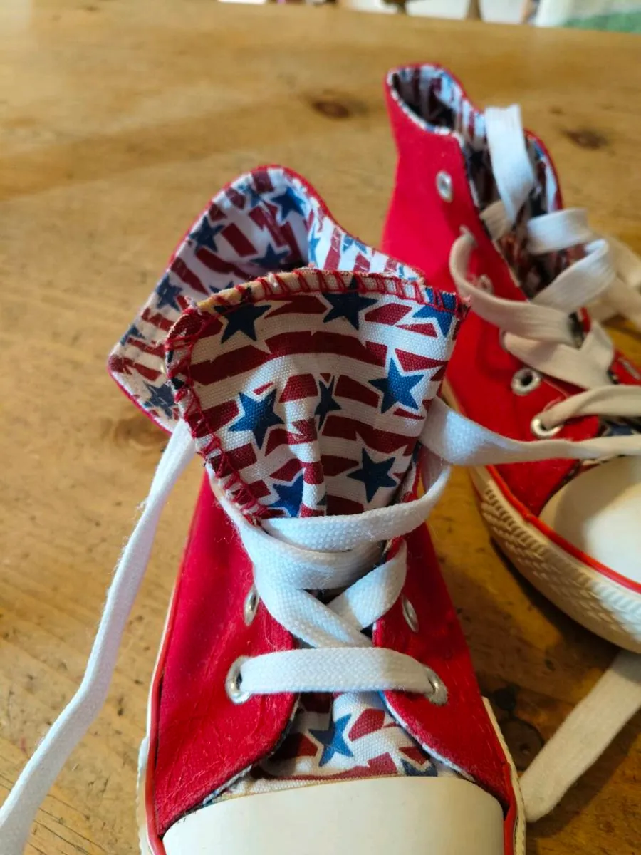 Youths high top trainers, great condition. Stars a - Image 2