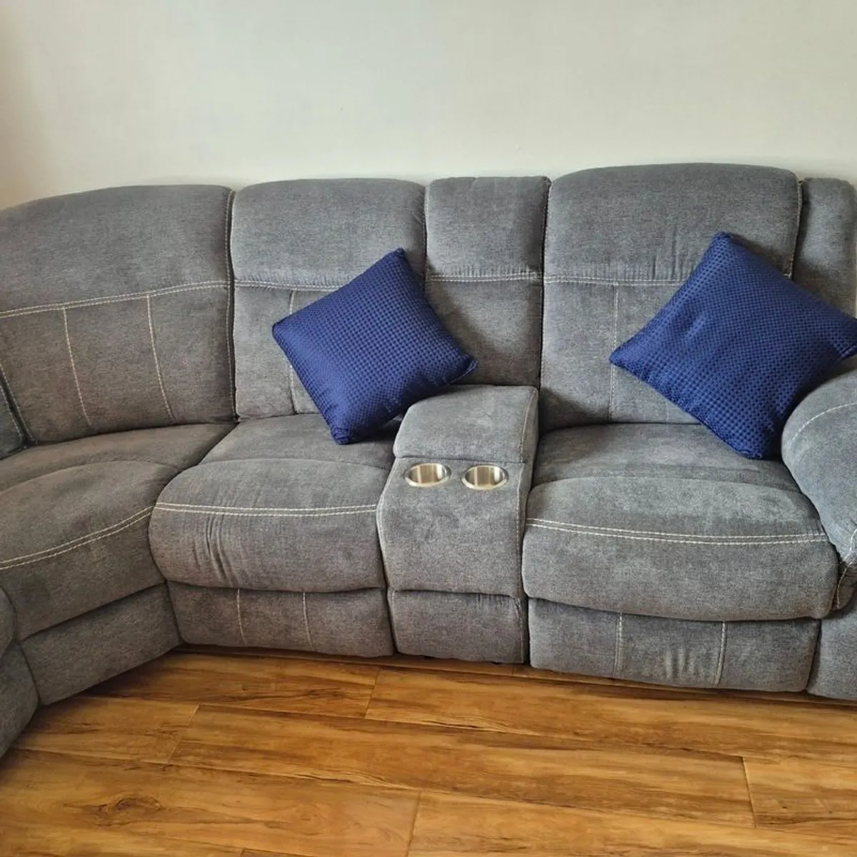L shaped couch - Image 1