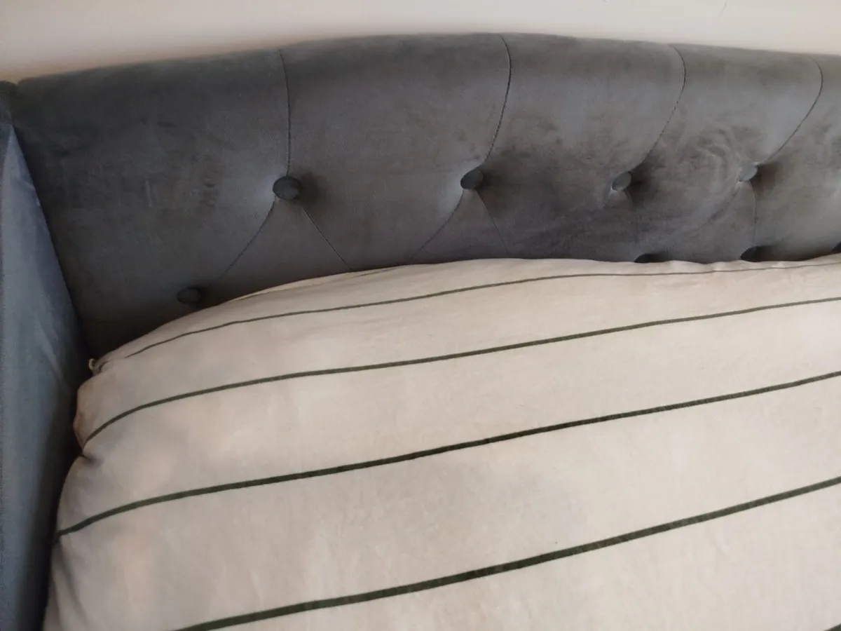 Grey button back trundle bed - Image 2