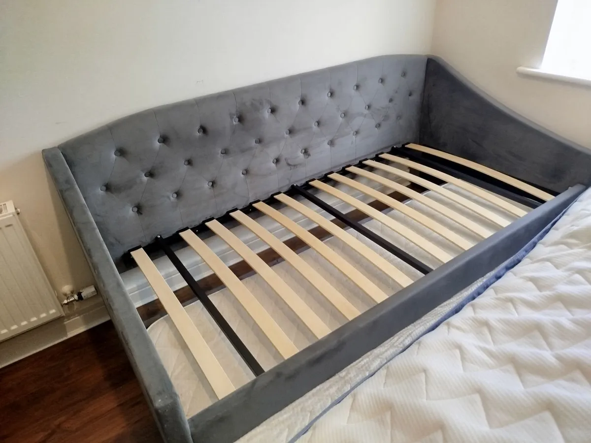 Grey button back trundle bed - Image 4