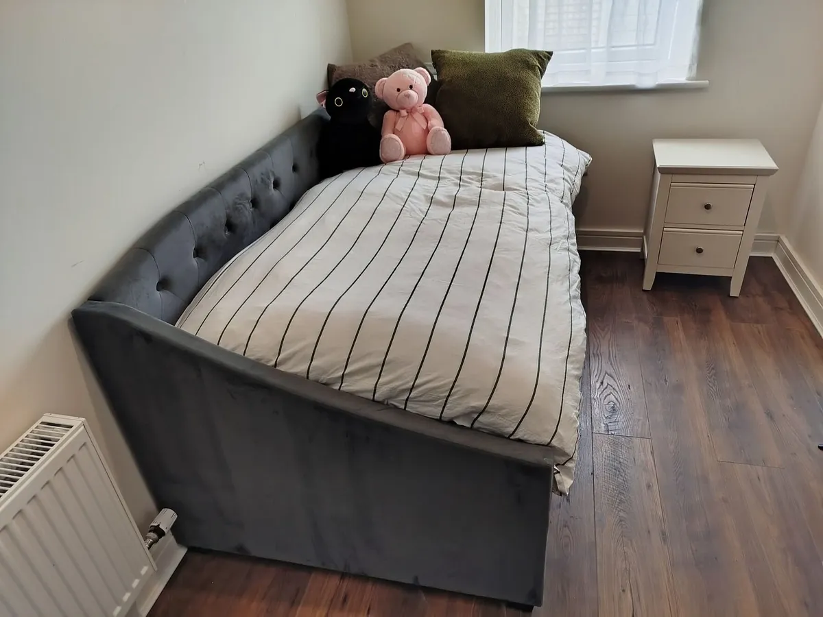 Grey button back trundle bed - Image 3