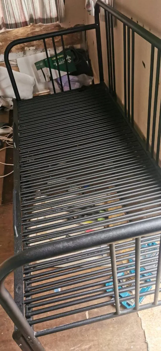 Pull out bed frame. - Image 3