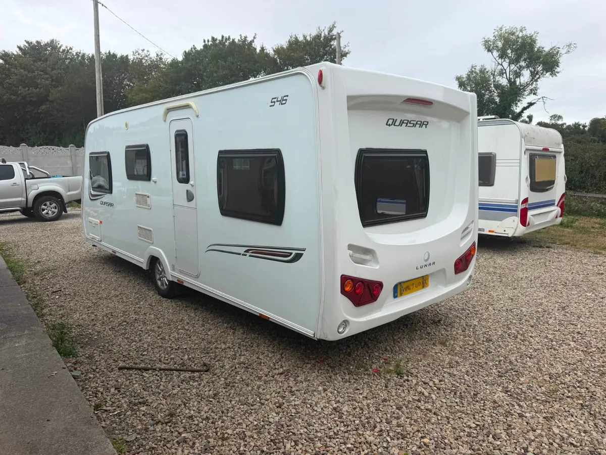 Lunar quassr 6 berth fixed bunk bed caravan - Image 4