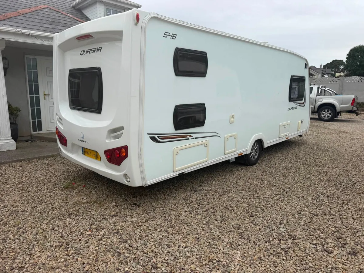 Lunar quassr 6 berth fixed bunk bed caravan - Image 3