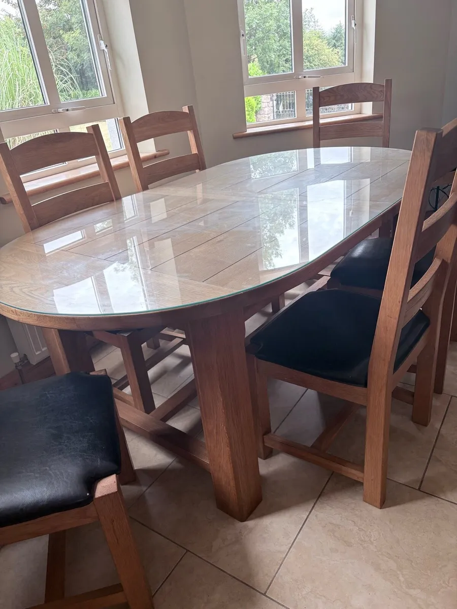 Table and chairs - Image 1