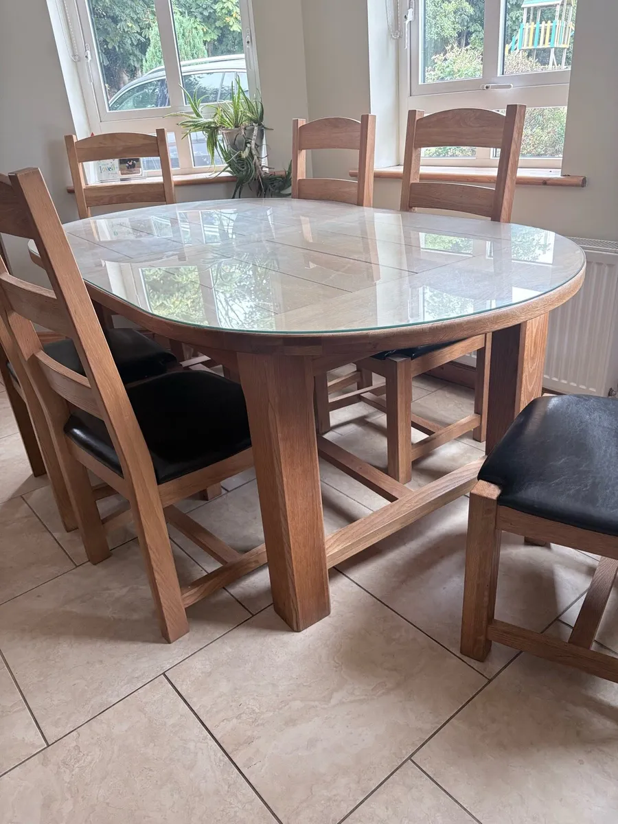 Table and chairs - Image 2