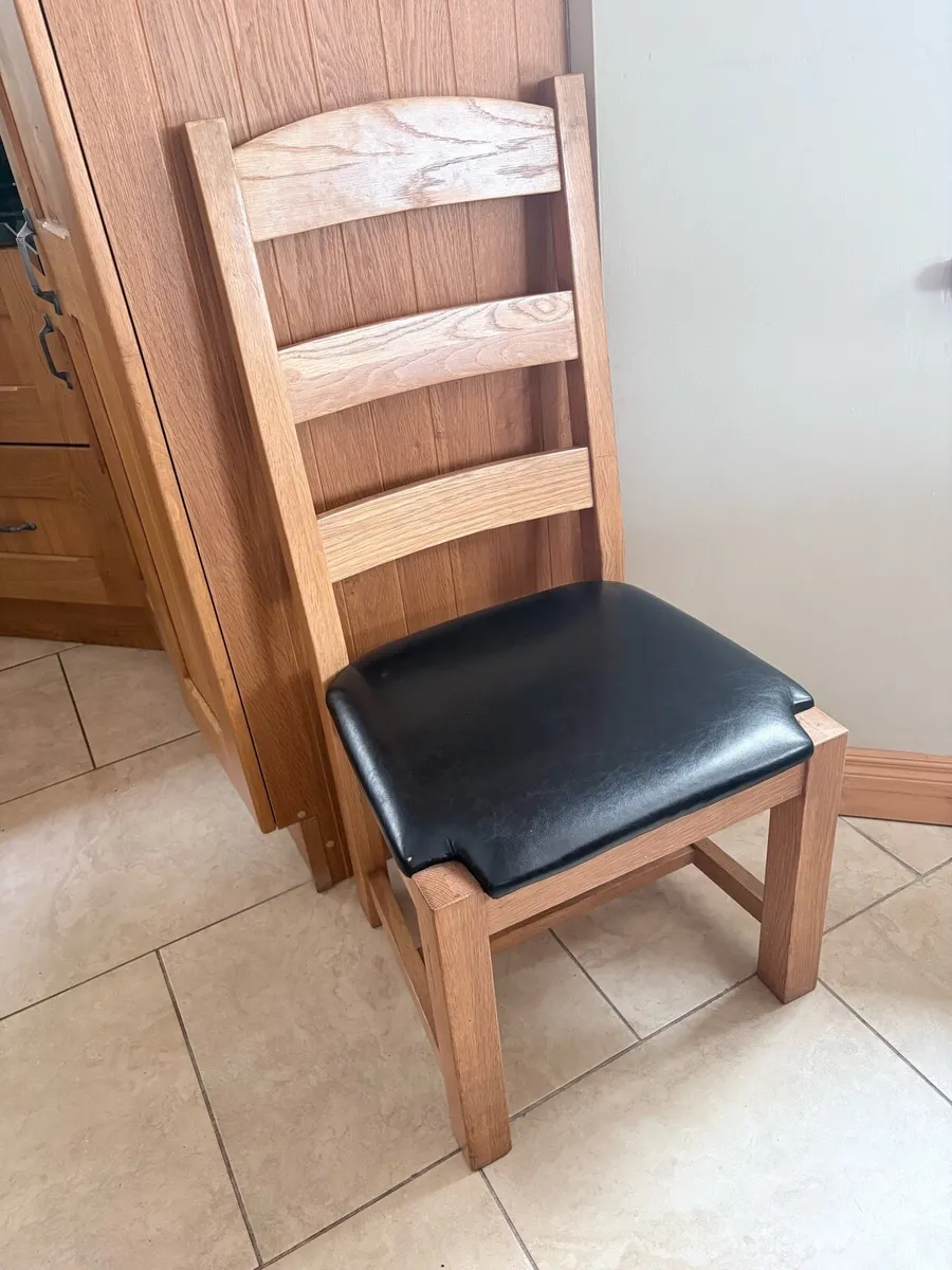Table and chairs - Image 3