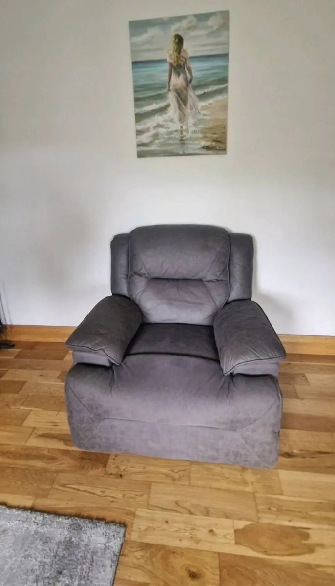 One seater recliner - Image 1