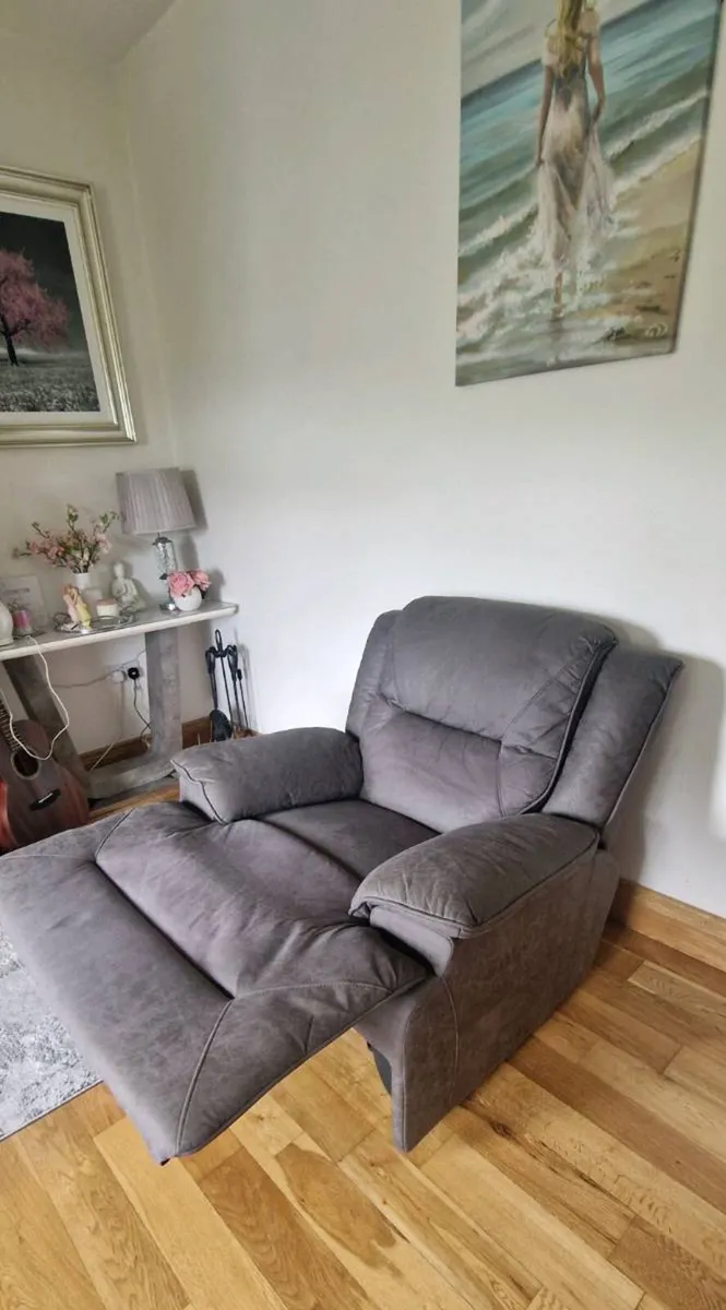 One seater recliner - Image 2