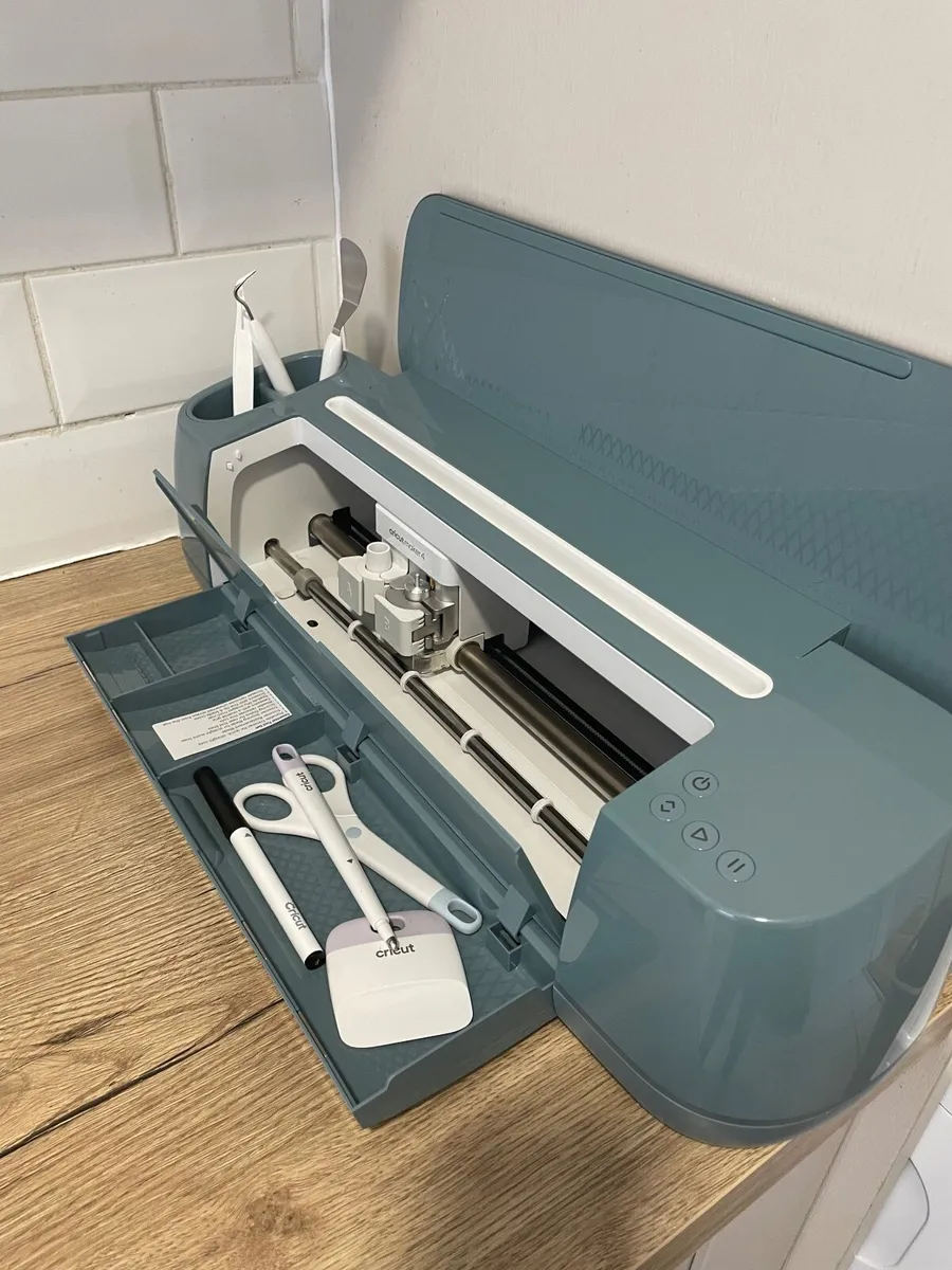 Cricut Maker 4 with cricut tools and vinyl - Image 2