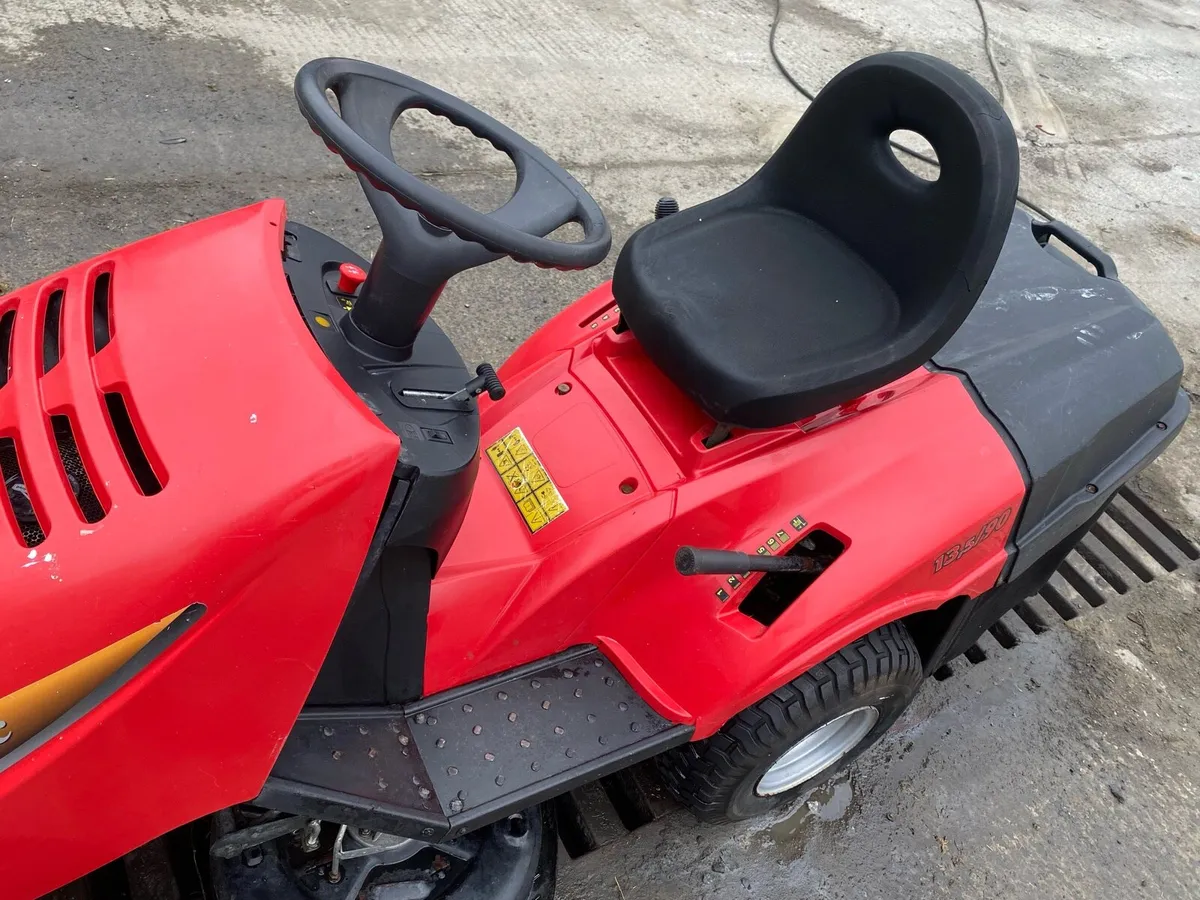 Castle garden twin cut classic ride on lawnmower - Image 2