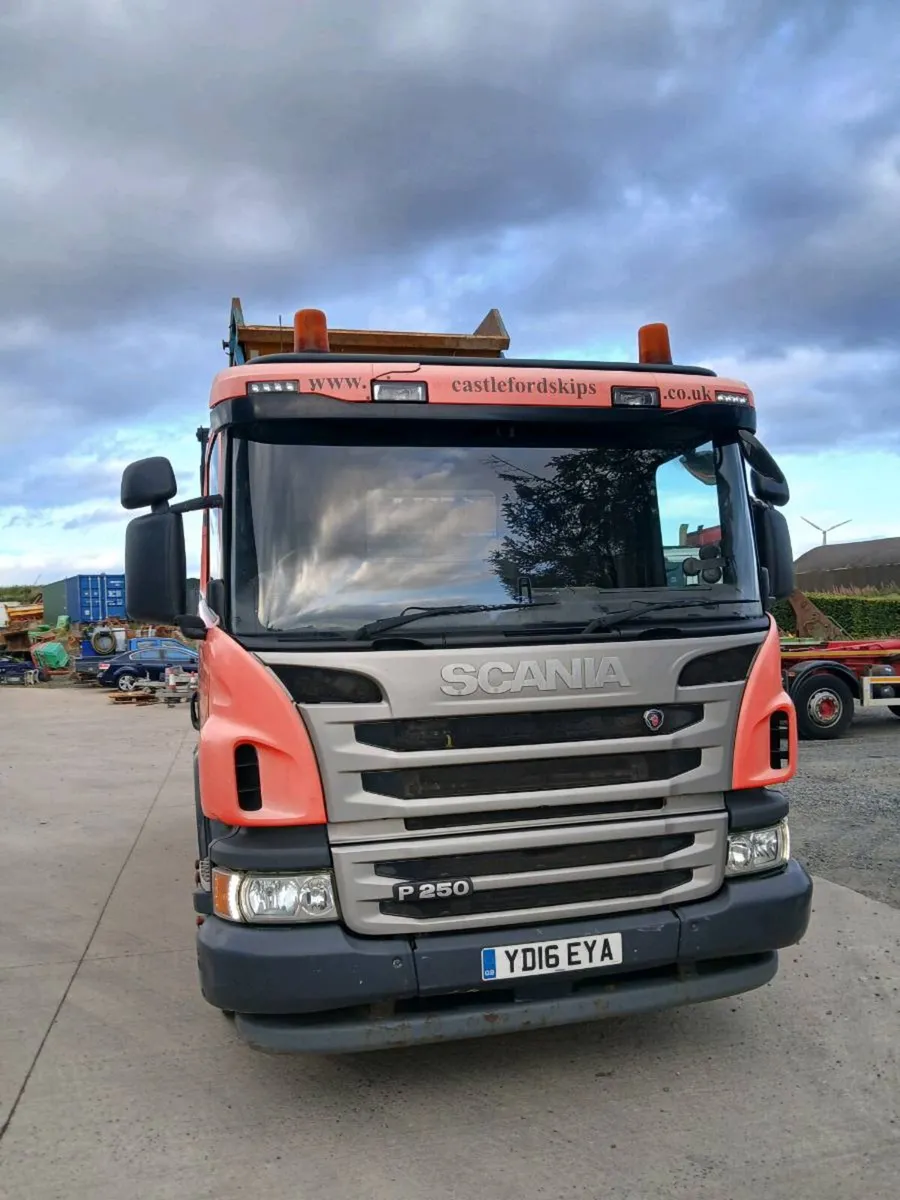 Scania P250 Skip lorry - Image 2