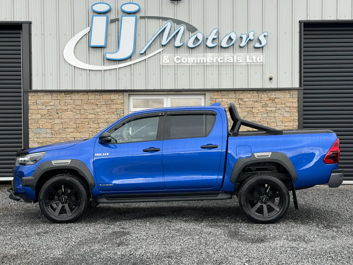 23 TOYOTA HILUX 2.8 D-4D INVINCIBLE X - Image 4