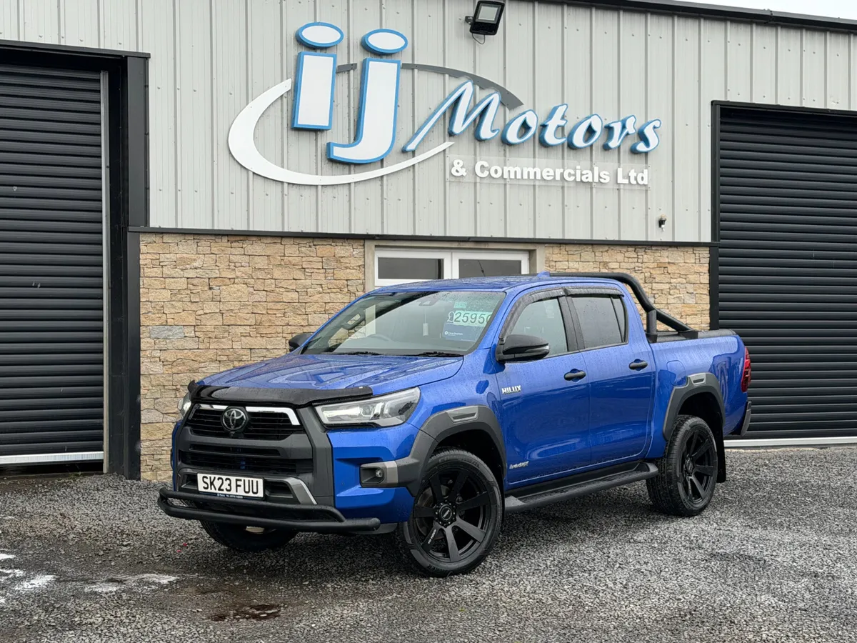 23 TOYOTA HILUX 2.8 D-4D INVINCIBLE X - Image 3