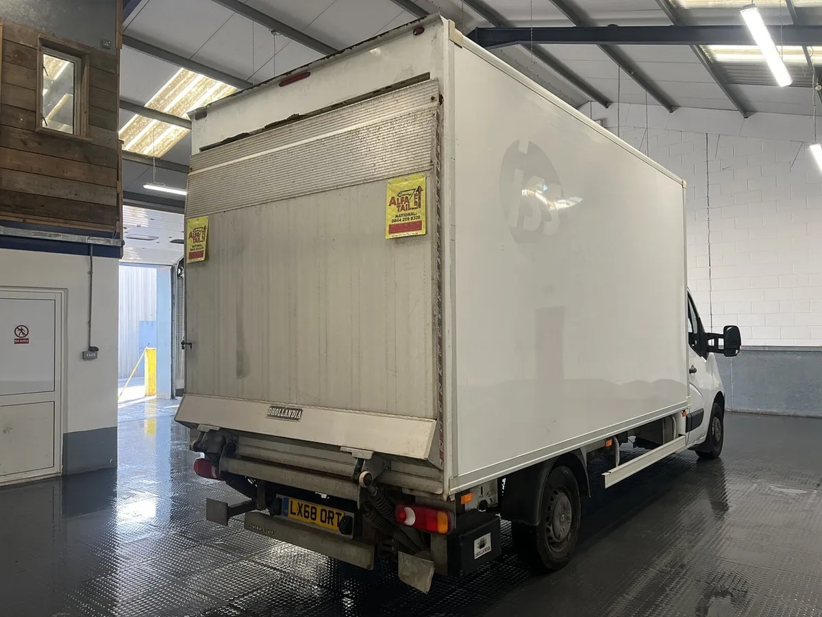 2018 Renault Master Luton Box Van - Image 2