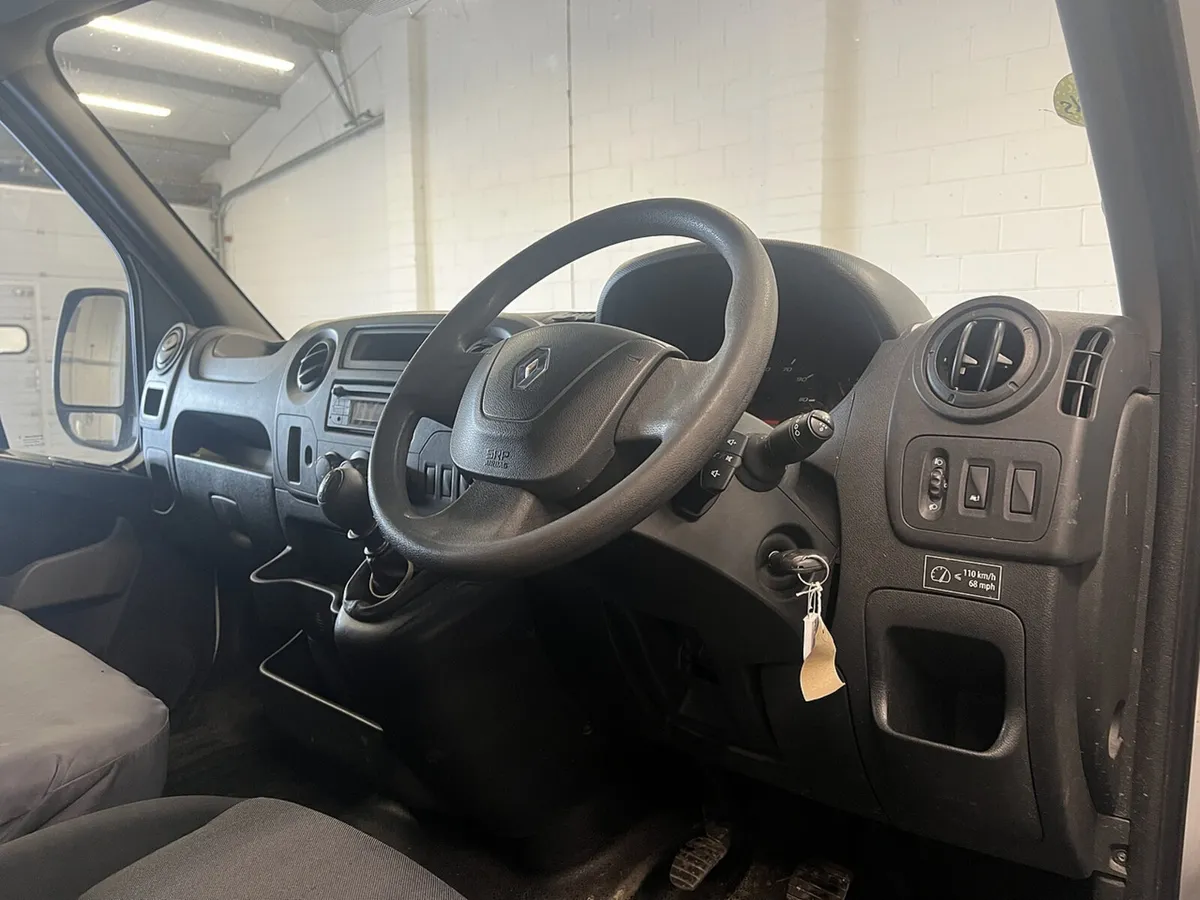 2018 Renault Master Luton Box Van - Image 3